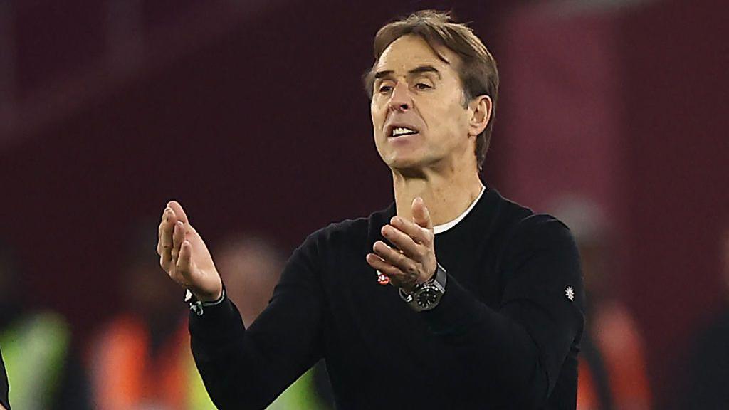 West Ham United's Spanish manager Julen Lopetegui gestures on the touchline during the English Premier League football match between West Ham United and Everton at the London Stadium