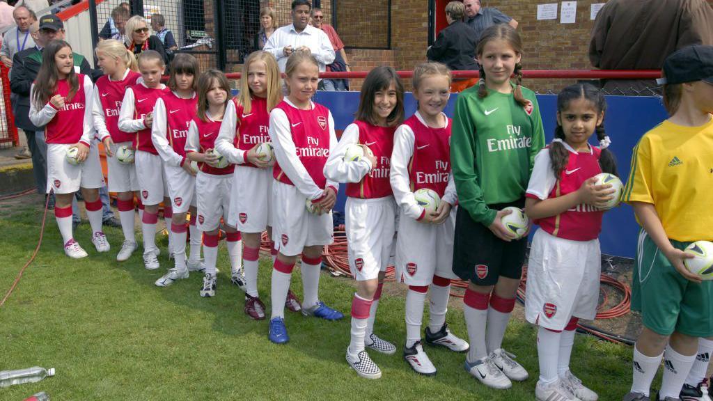 Leah Williamson as a mascot for Arsenal before they won the title in 2007