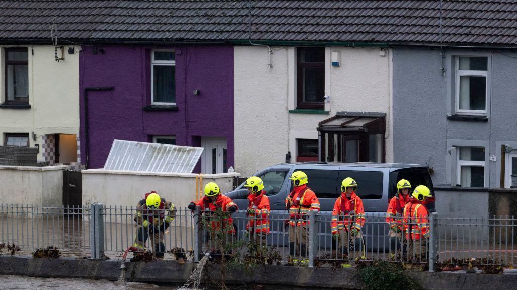 Y frigad dân yn pwmpio dŵr o Stryd Sion, Pontypridd