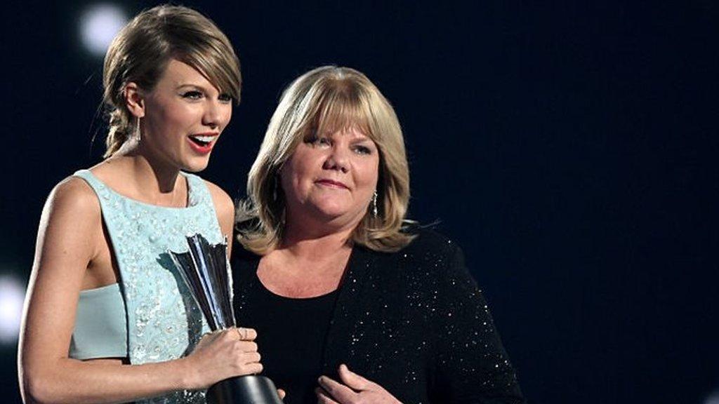 Taylor Swift and her mother, Andrea