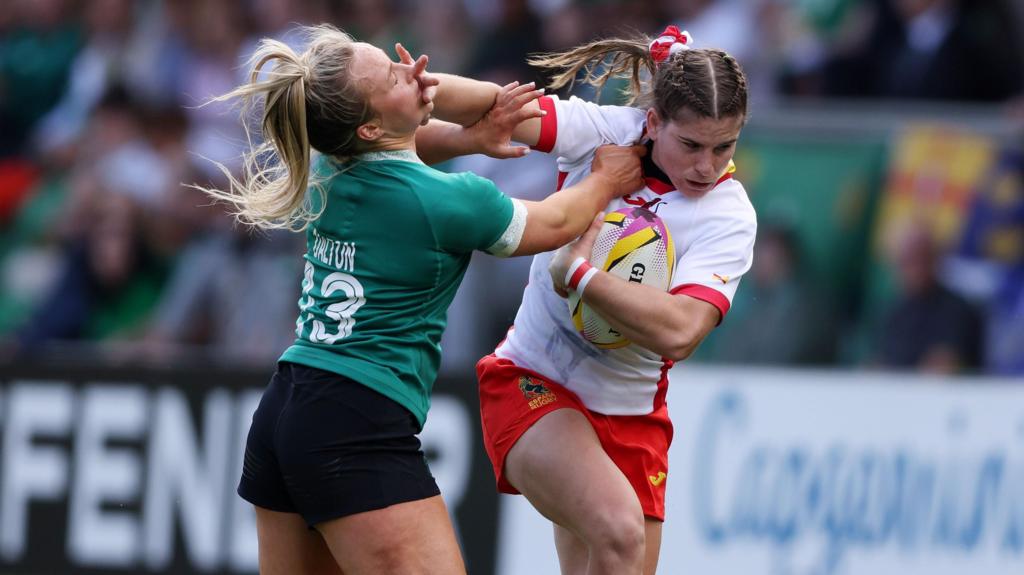 Aoife Dalton makes a tackle