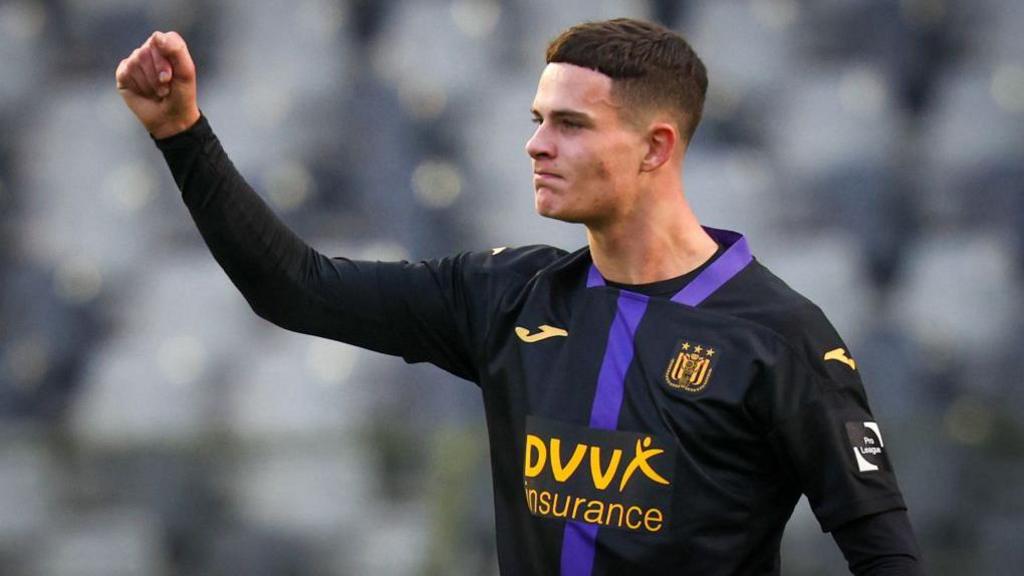 Sevilla close to signing Scottish striker Ure in £7.9m deal