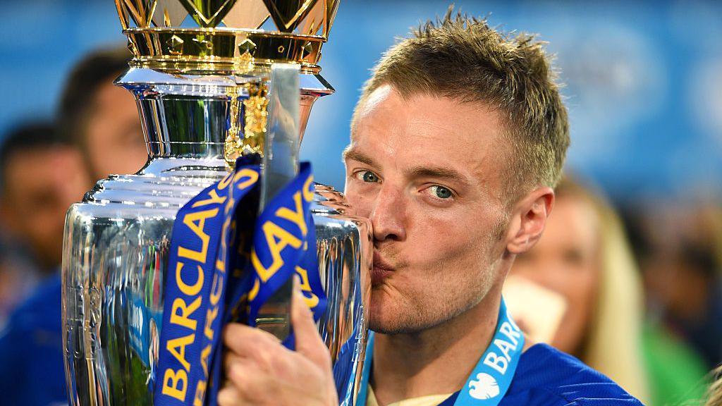 Jamie Vardy kisses the Premier League trophy in 2016