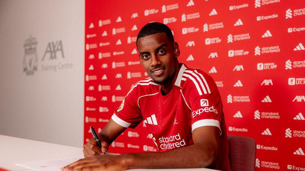 Alexander Isak signing his Liverpool contract
