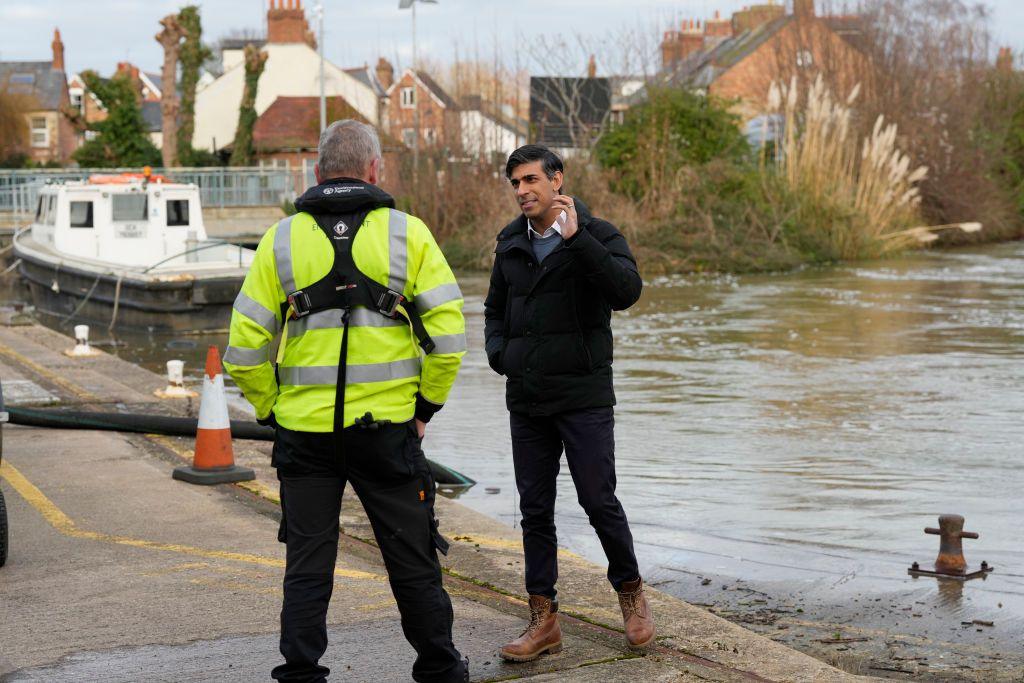 Rishi Sunak talking to an Environment Agency worker