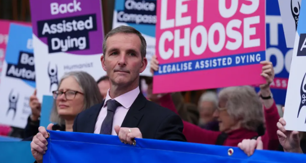 Liam McArthur with campaigners outside Holyrood
