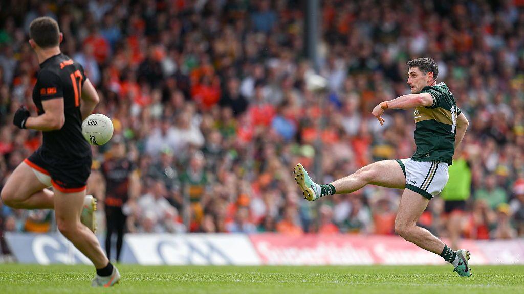Paul Geaney scores