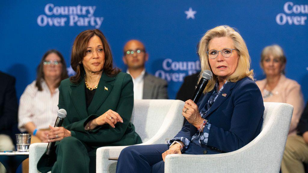 Kamala Harris with Liz Cheney at an event in Wisconsin on 21 October. 