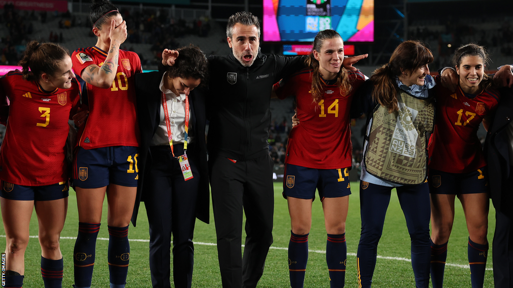 Jorge Vilda in a huddle with his players after Spain beat Sweden to reach the Women's World Cup final