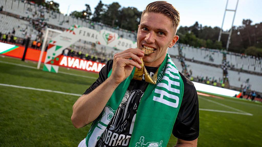 Viktor Gyokeres with his medal for winning the Portuguese Cup