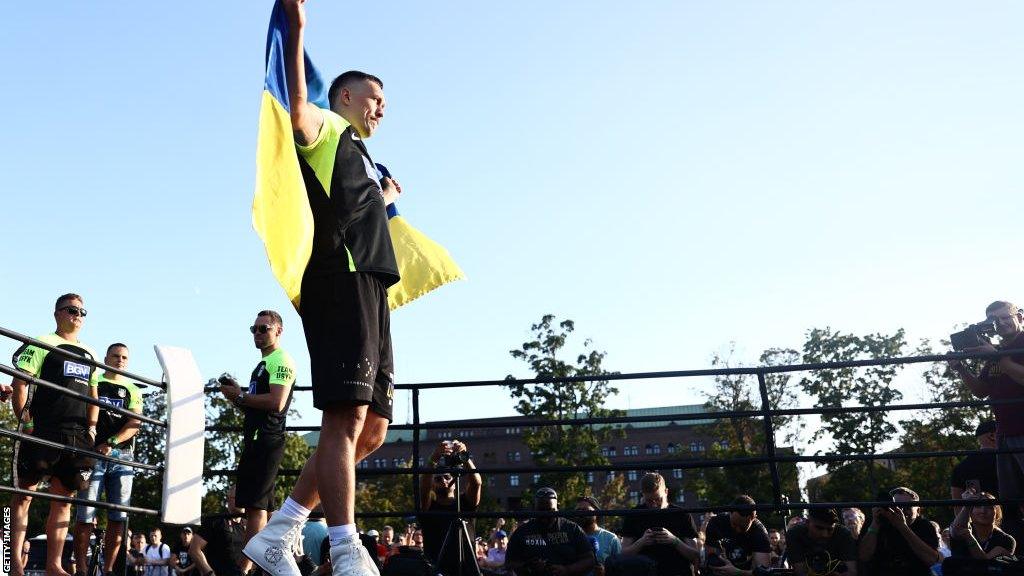 Oleksandr Usyk with the Ukraine flag at a workout