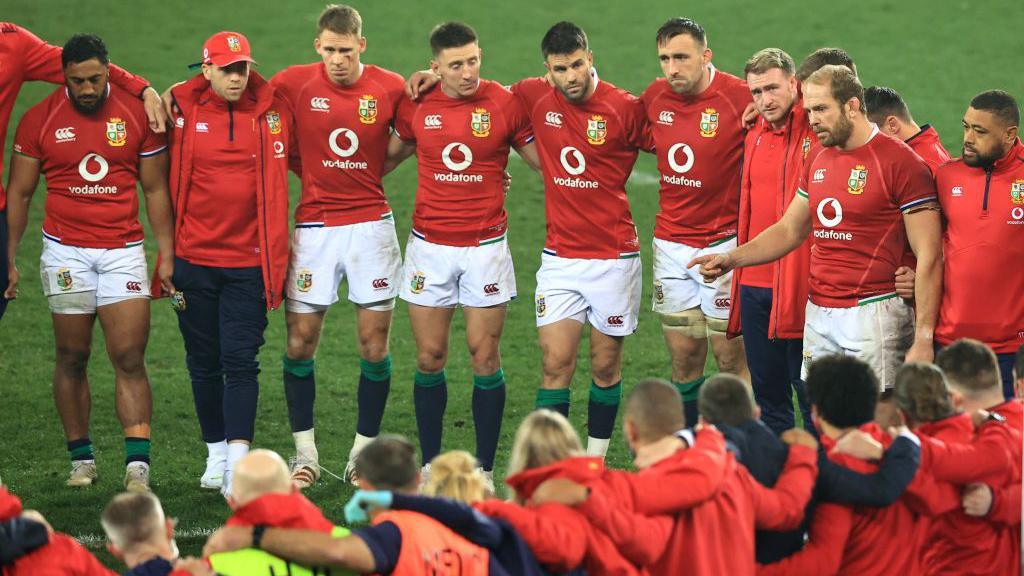 Alun Wyn Jones addresses the Lions players