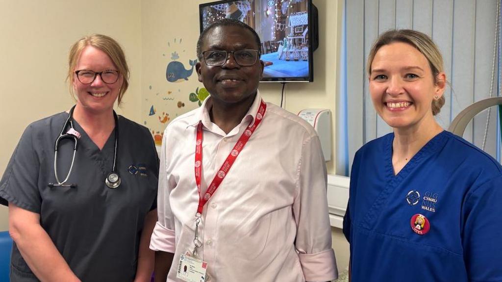 Dr Sian gyda'i chyd-weithwyr