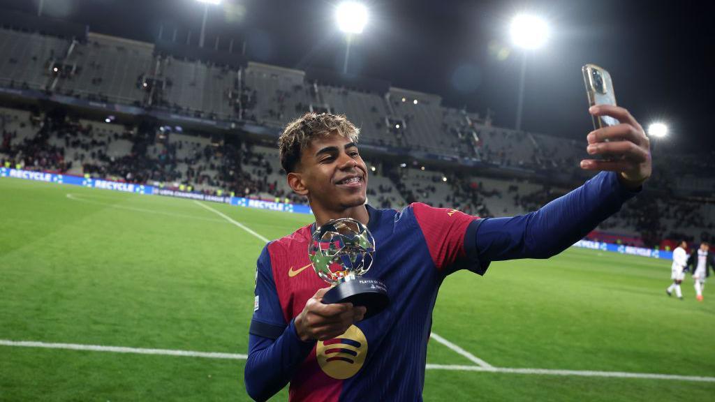 Yamal takes a selfie with the UCL player of the match award
