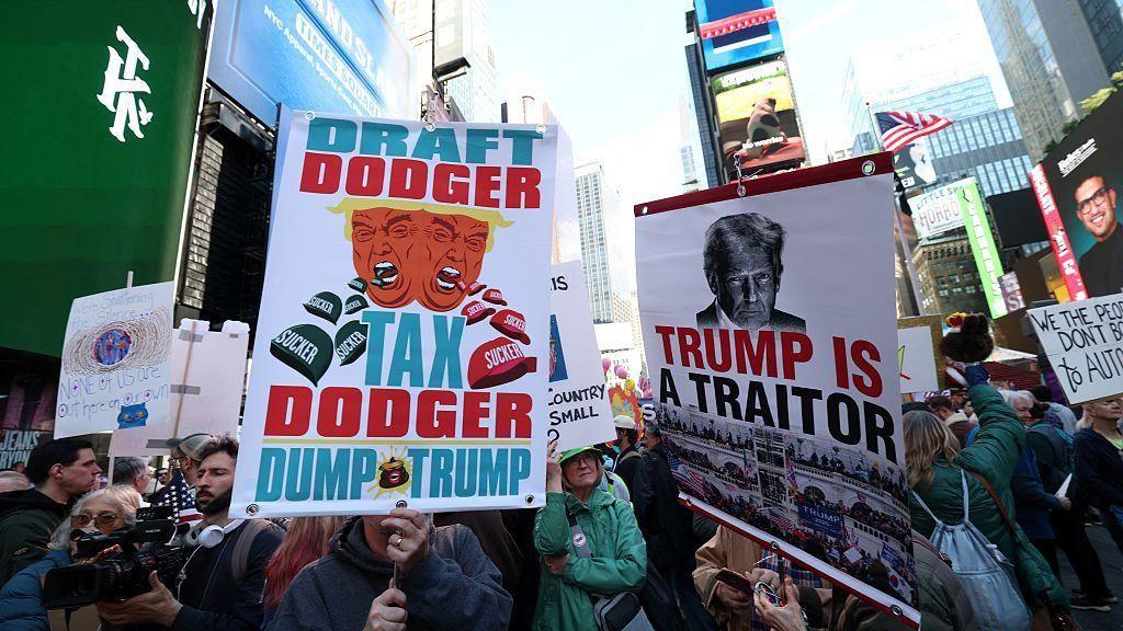 Протесты «Нет королям» собирают большие толпы на фоне общенациональных митингов против Трампа