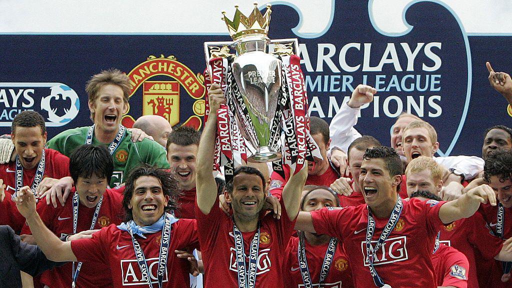 Ryan Giggs lifts the Premier League trophy alongside Cristiano Ronaldo