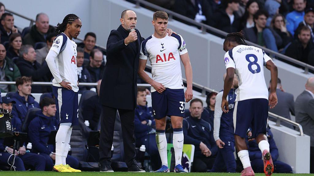 Igor Tudor speaks with Micky van de Ven on the touchline.