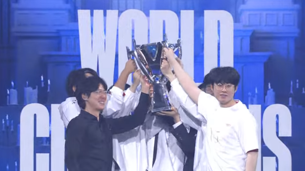 T1 on stage lifting the summoner's cup