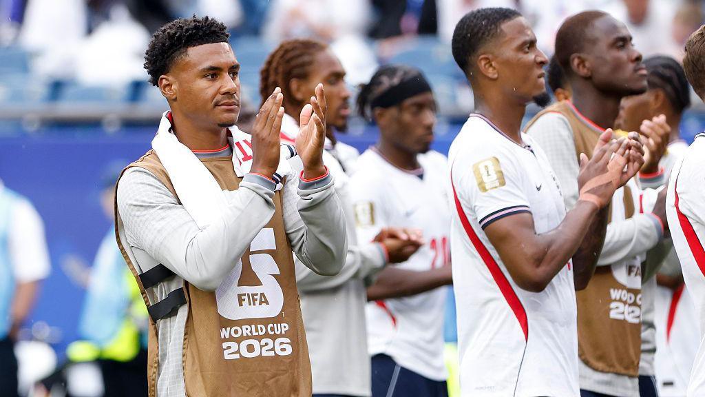 Ollie Watkins and England players clapping supporters