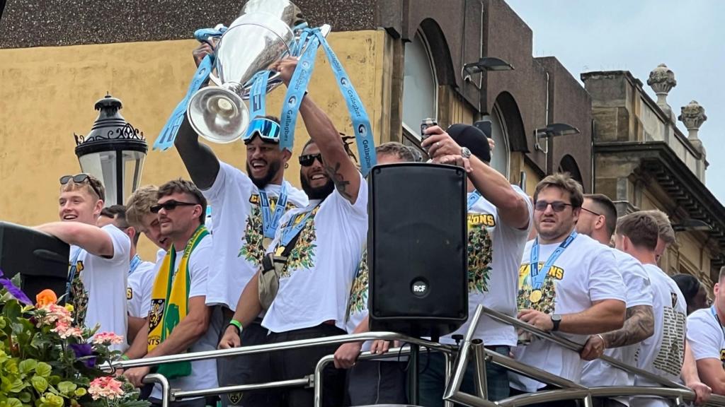 Northampton Saints celebrating their first Premiership title since 2014