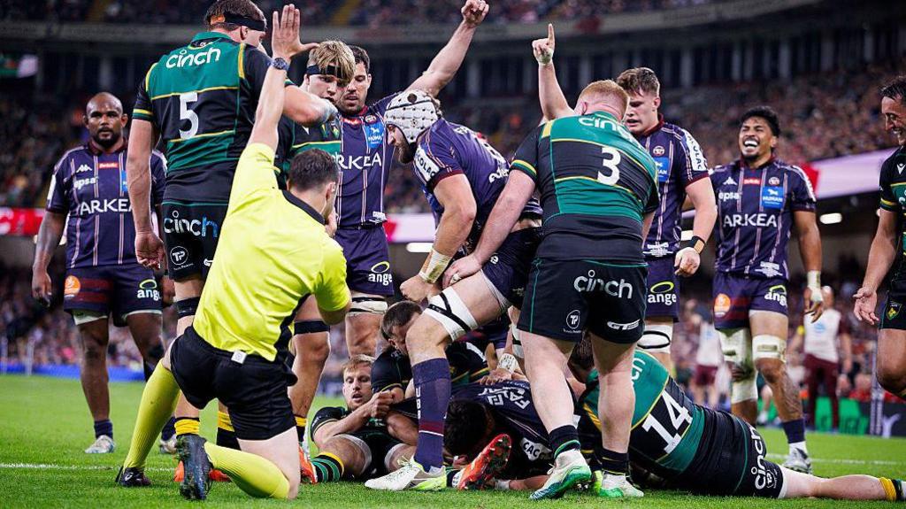 Cyril Cazeaux scores a try