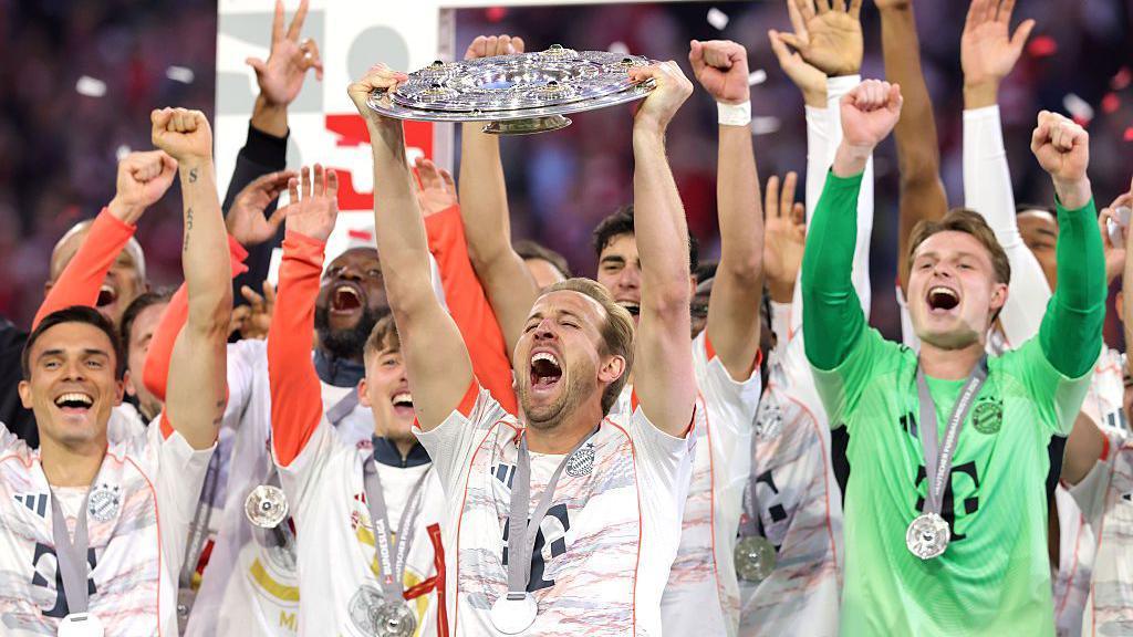 Harry Kane with the Bundesliga trophy