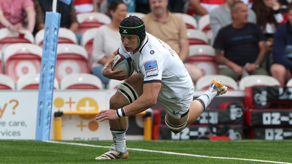 Ross Vintcent of Exeter Chiefs scores their first try during the Gallagher PREM match between Gloucester Rugby and Exeter Chiefs at Kingsholm Stadium.