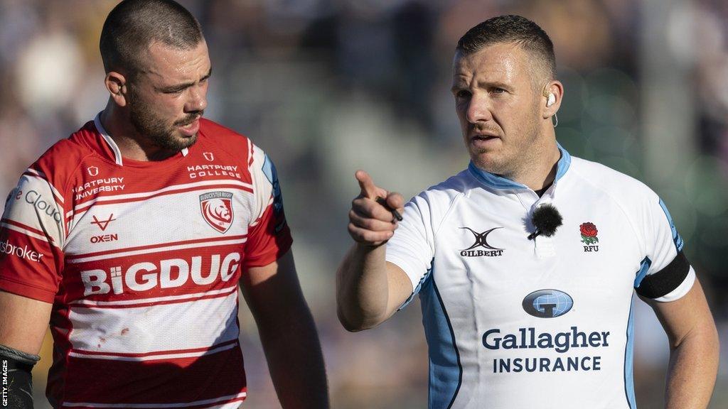 Tom Foley talking to Gloucester's Lewis Ludlow