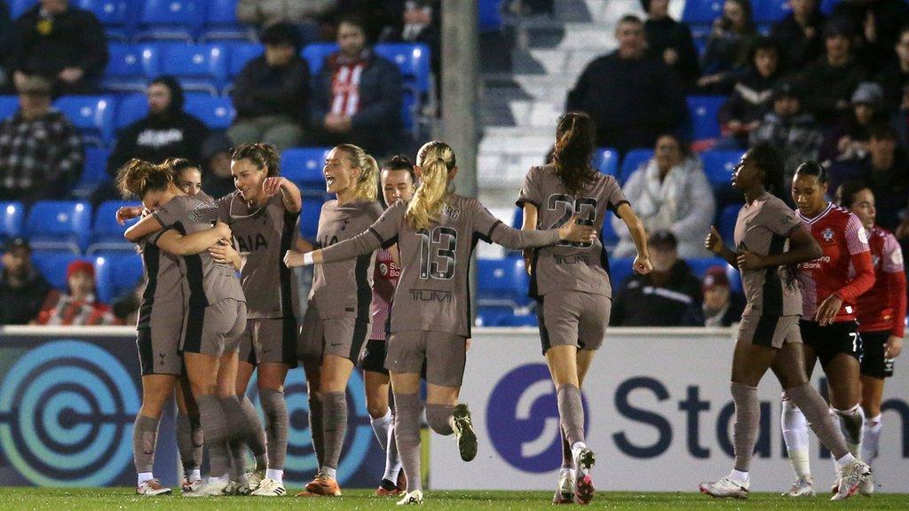 Tottenham celebrate after Ramona Petzelberger scores against Southampton