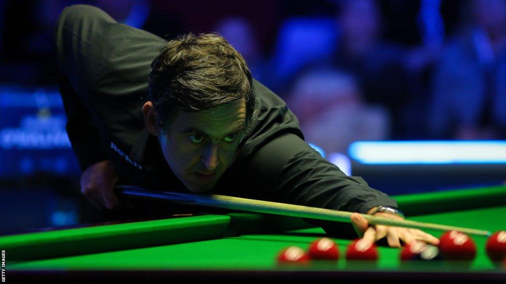 Ronnie O'Sullivan playing snooker