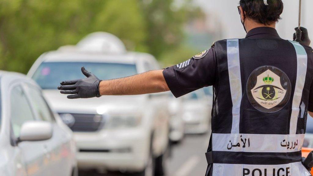 File photo shows a Saudi police officer directing traffic in Mecca (26 July 2020)