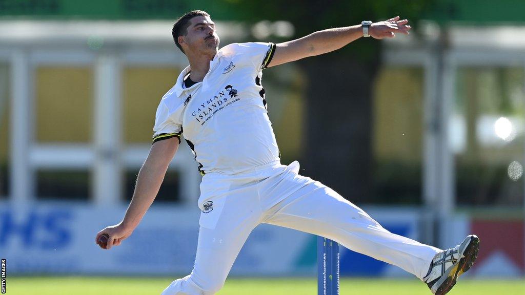 Marchant de Lange's bowling helped put Gloucestershire in a strong position against Worcestershire on day four at New Road before bad weather set in