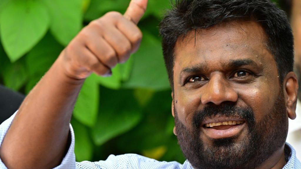  Anura Kumara Dissanayake  smiles and puts thumb up