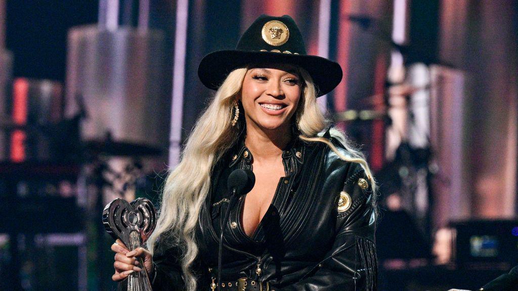 Byeonce holding an award.