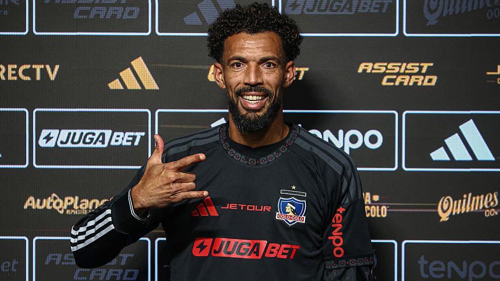 Vozinha signing for Colo Colo
