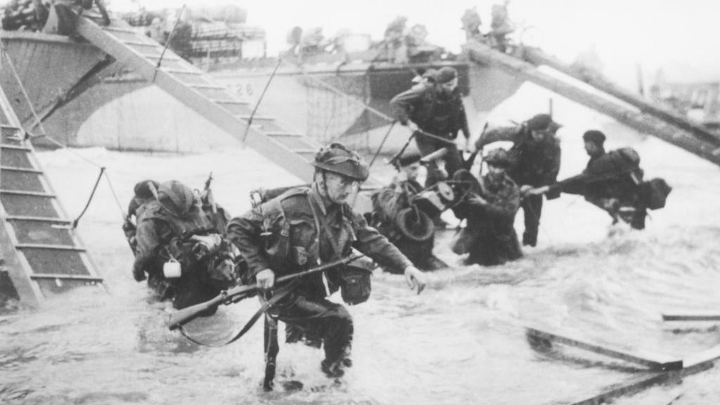 Troops from the 48th Royal Marines at Saint-Aubin-sur-mer on Juno Beach, Normandy, France, during the D-Day landings, 6th June 1944