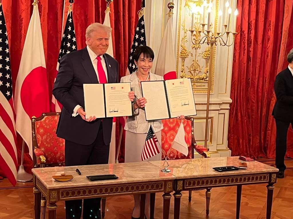 Donald Trump và Sanae Takaichi mỉm cười khi giơ cao các thỏa thuận mà họ đã ký
