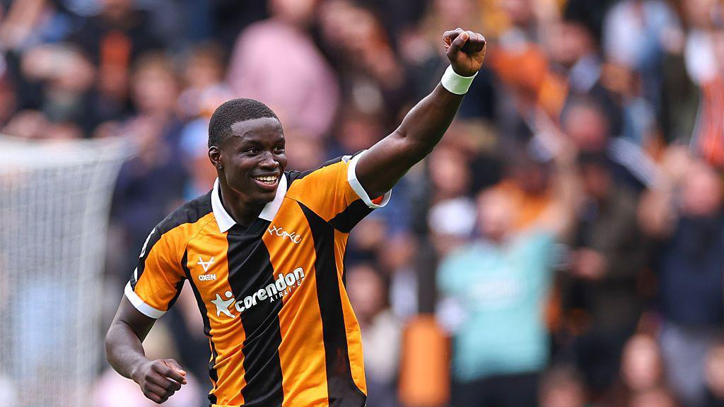Nobel Mendy, del Hull City, celebra tras marcar el gol que puso el 2-0 en el marcador durante el partido de la Premier League 2026/27 entre el Hull City y el Manchester United en el estadio MKM.