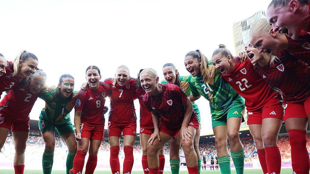 Chwaraewyr Cymru cyn y gêm gyntaf yn Euro 2025 yn erbyn Yr Iseldiroedd yn Lucerne