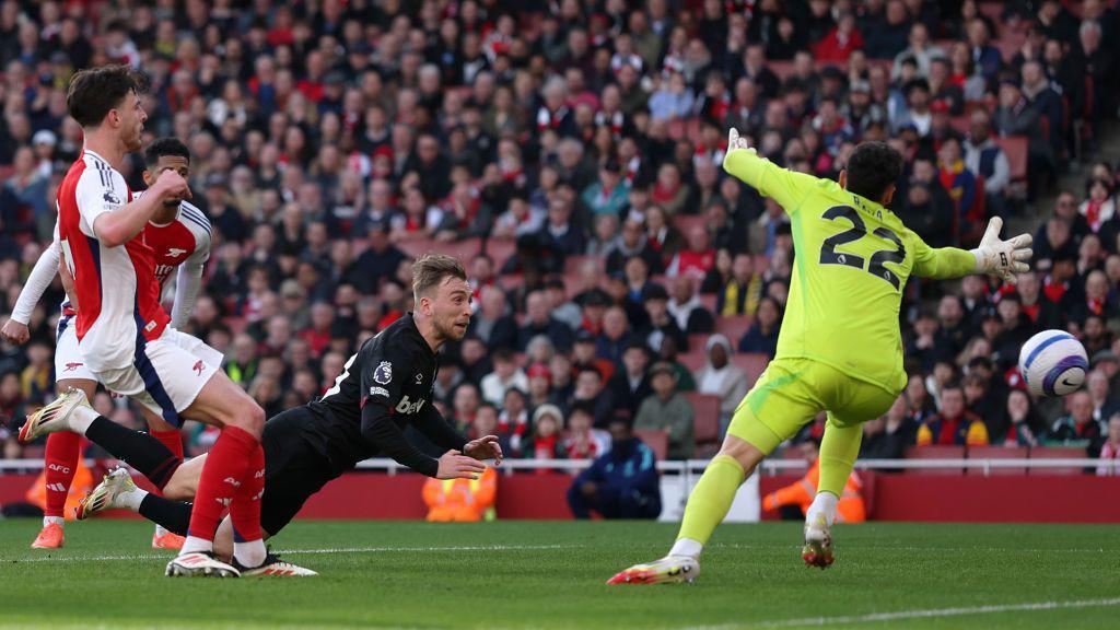 Jarrod Bowen scores against Arsenal
