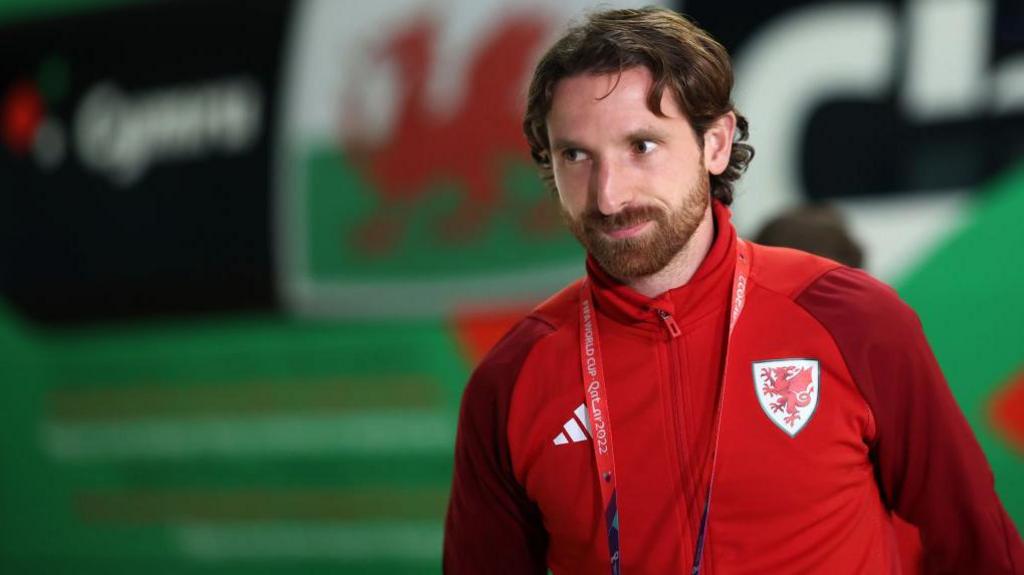 Joe Allen yn paratoi i chwarae dros Gymru yng Nghwpan y Byd 2022