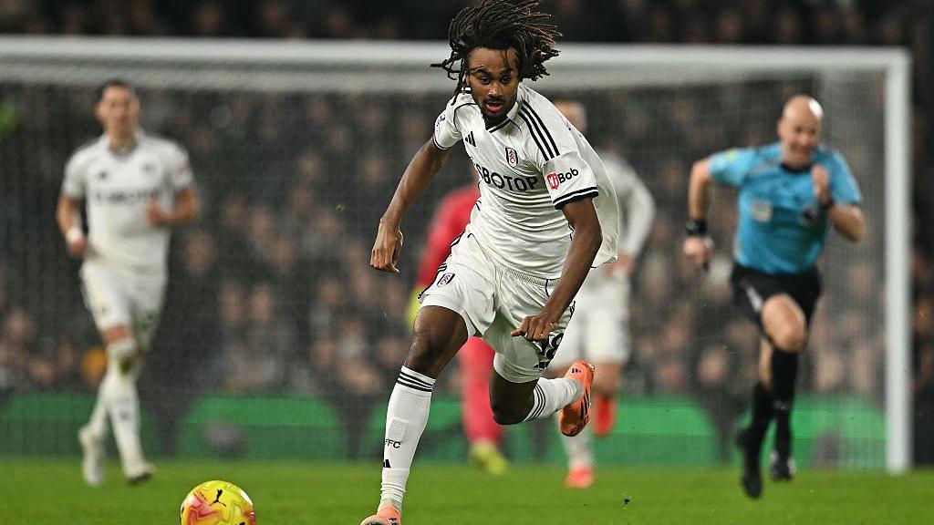 Jonah Kusi-Asare runs with the ball for Fulham