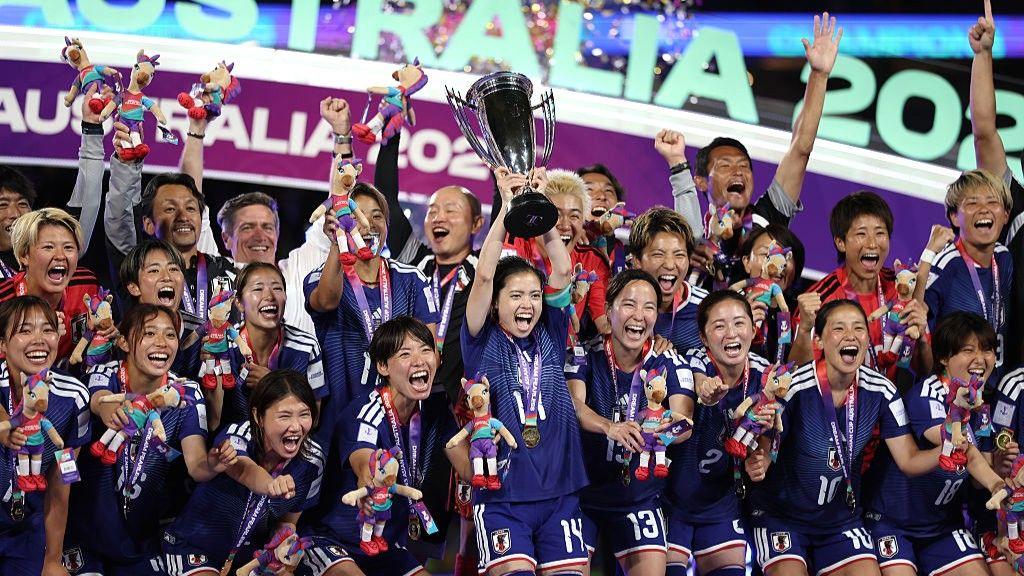 Japan won the Asian Cup for the third time Japan players lift the Asian Cup