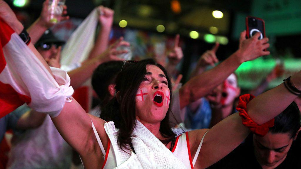 bbc.co.uk - England fans revel as pubs stay open late for World Cup game against Mexico