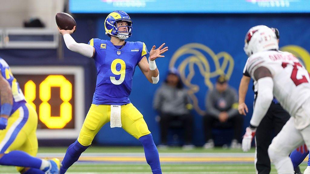Matthew Stafford throwing a pass