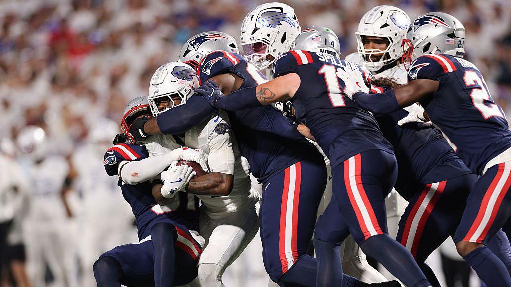 Os defensores do New England Patriots lidam com James Cook Buffalo Bill