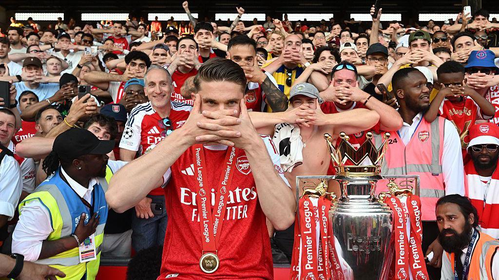 Viktor Gyokeres celebrates with the fans