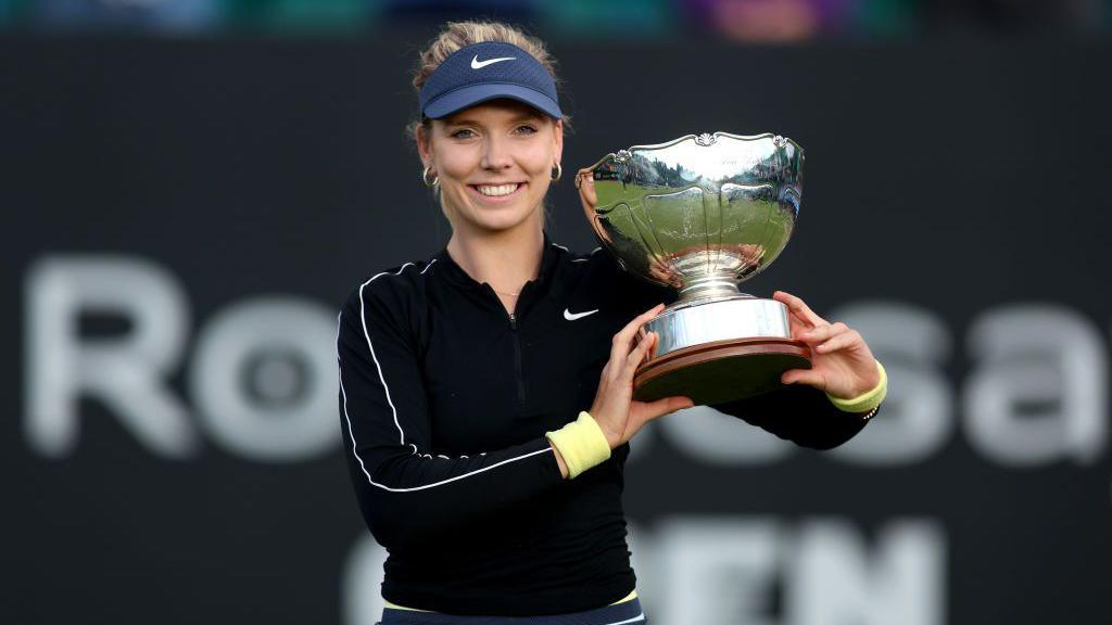 Katie Boulter holds the Nottingham Open trophy