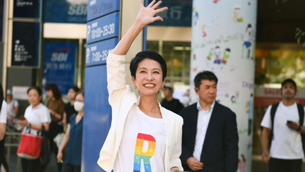 Renho waving on the campaign trail