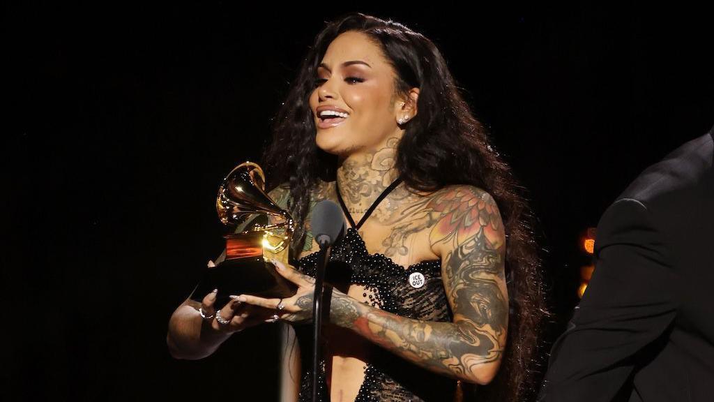 Kehlani holds aloft her Grammy award